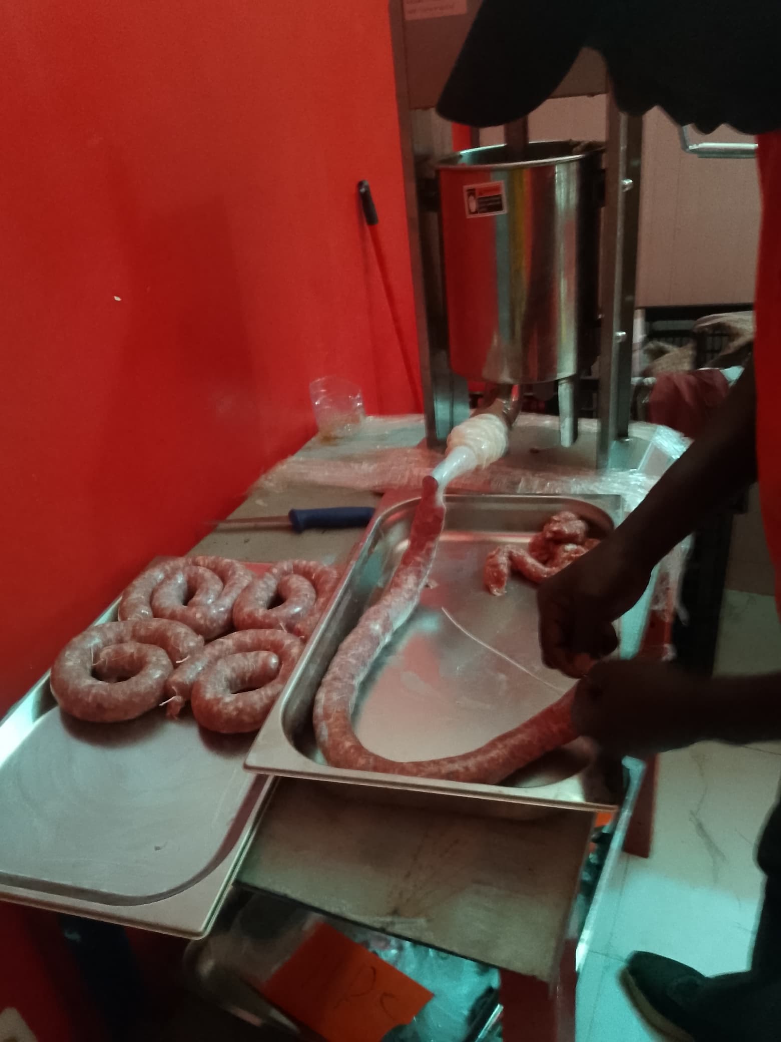 Fabrication de saucisses au poussoir