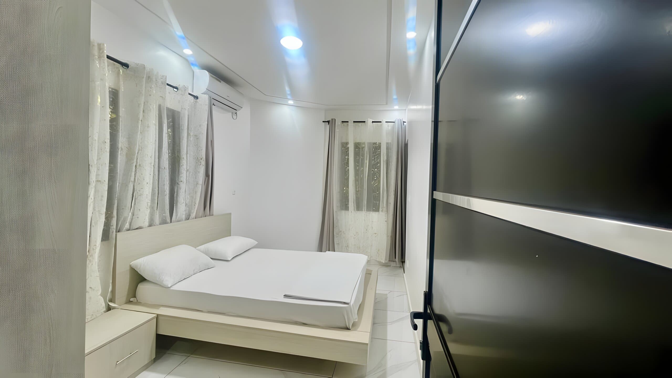 Chambre — piscine + déjeuner