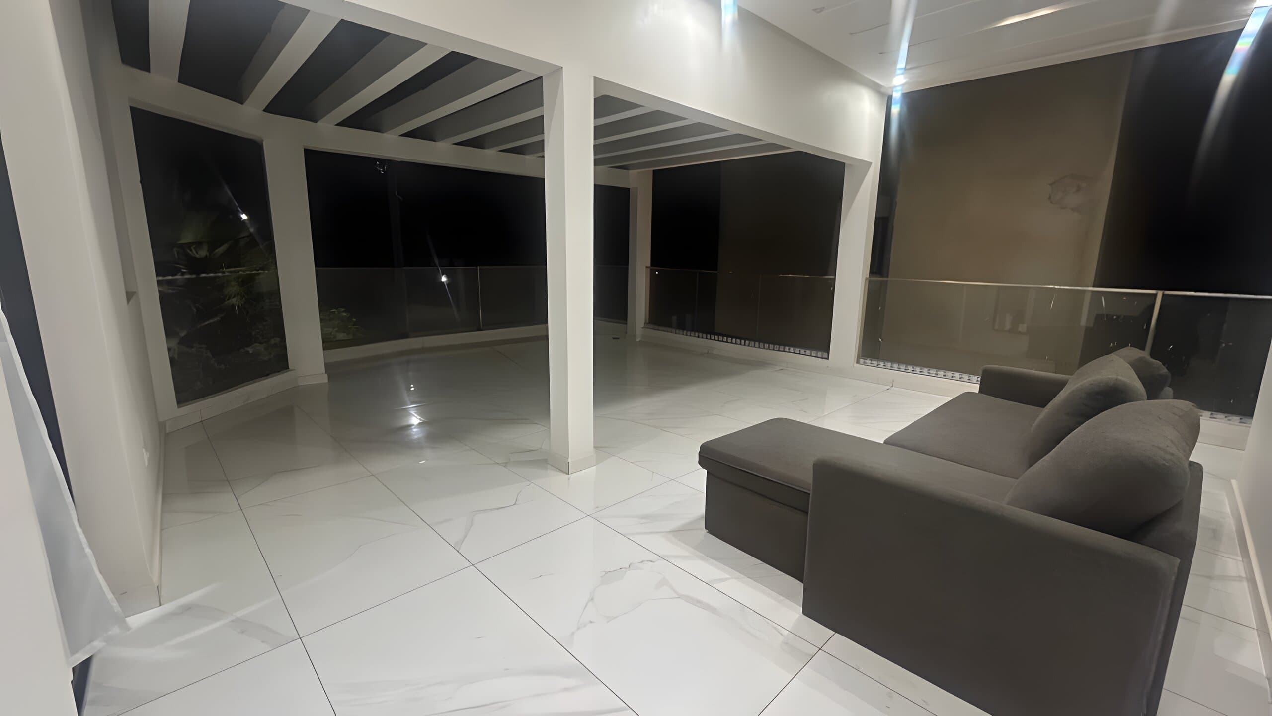 Terrasse du Complexe Liss Breuk à Saly de nuit